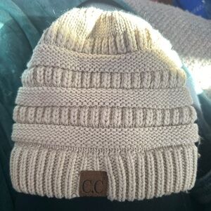 Winter Hat with ponytail hole